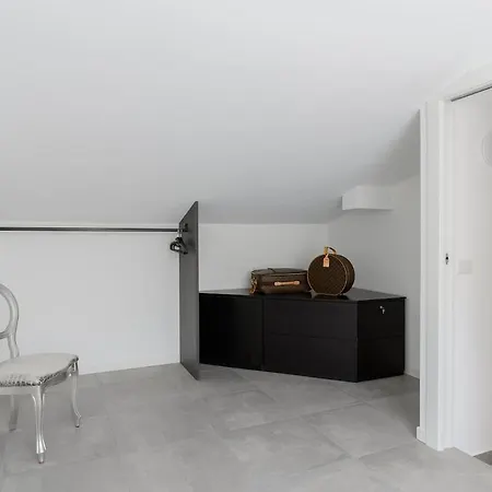 Comfortable Just A Short Walk From The Lake!